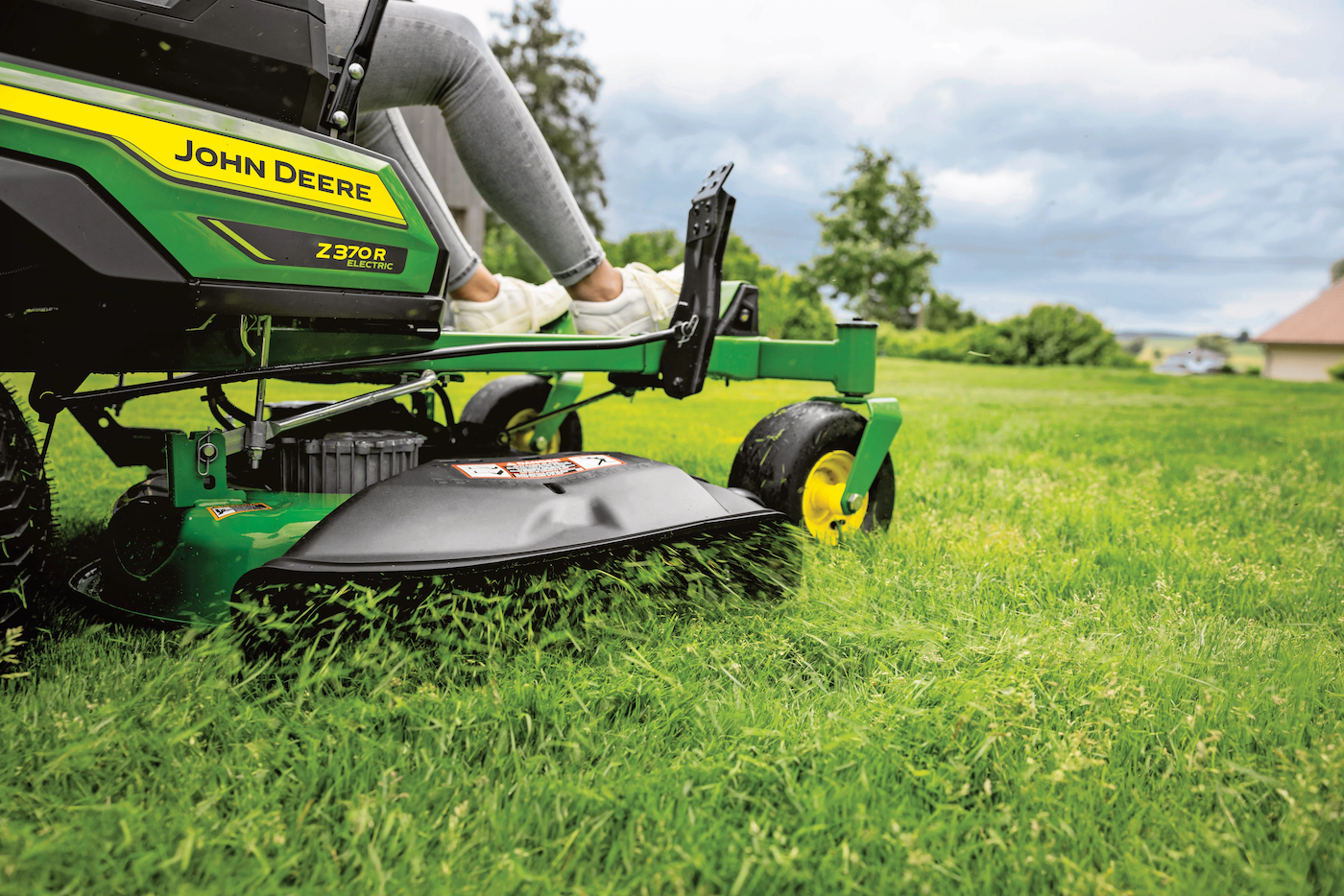 ZTrak Z370R electric mowing 08